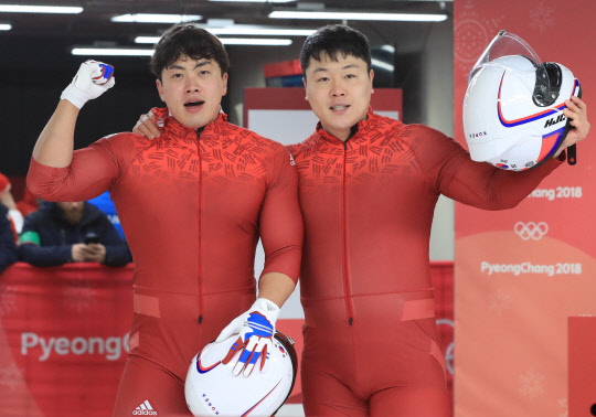 [올림픽] '감사합니다'  19일 강원도 평창군 슬라이딩센터에서 열린 남자 봅슬레이 4차 주행에서 경기를 마친 대한민국의 원윤종-서영우 조가 손을 들어 화답하고 있다.